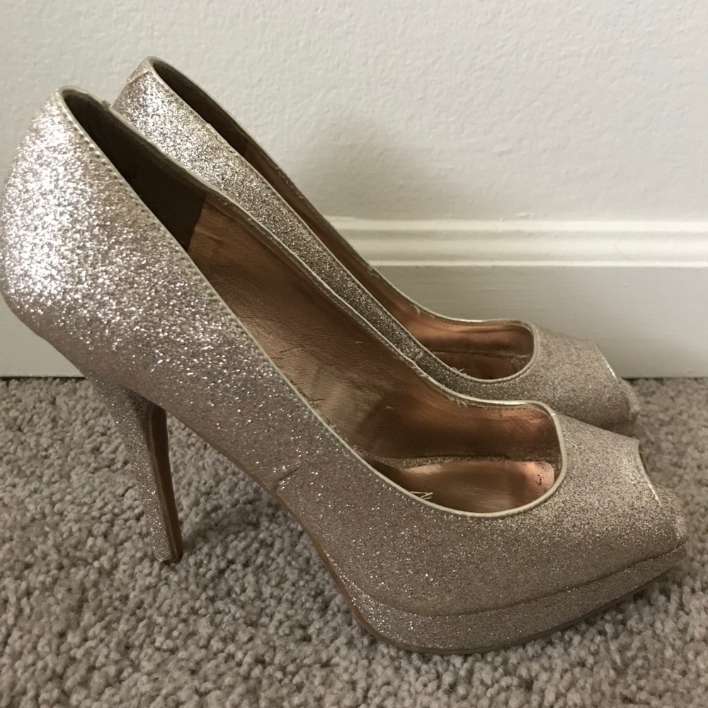 Steve Madden Light Gold Heels - Picture 2 of 3